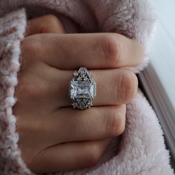 Gorgeous White Topaz Wedding Engagement Ring - Picture 6 of 8